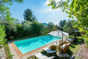 דירות לתיירים Altido Great House With Garden, Pool & Mountains View