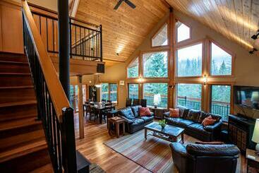 ツーリストアパートメント Begbie Snug By Revelstoke Vacations