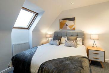 Жильё для туристов Large Family Property & Central Location & Free Parking