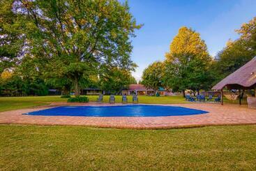 Жильё для туристов Riverside Rhapsody, Vaal River, Vanderbijlpark, 6 Adults And 4 Children