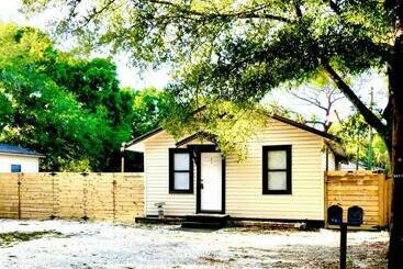 ツーリストアパートメント Two Fully Equipped Apartments And A Studio 5 Miles From The Beach