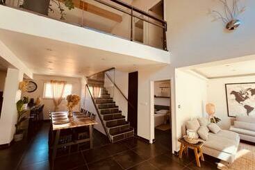 דירות לתיירים Maison De Village écusson   Logement Entier   160m2   4chambres   Centre Ville   Terrasse   Climatis