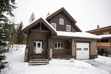 Жильё для туристов Mountain Gateway By Revelstoke Vacations