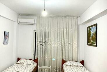 ツーリストアパートメント Honey Apartment Near Port Of Saranda