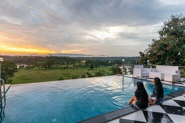 דירות לתיירים Stayvista S Vine & Splash   Riverside Villa With An Infinity Pool And Indoor Games