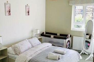 דירות לתיירים Stunning Flat Close To Regents Park And Euston Station!