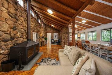 דירות לתיירים The Riverstone Luxury Eco Home In The Hills