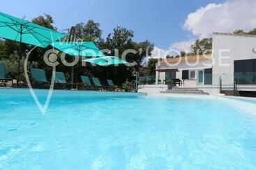 Жильё для туристов Villa Corsic House