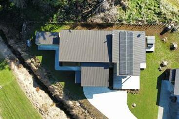 דירות לתיירים 5 Bedroom, Solar On Snowmass Ohakune, Yellow Door