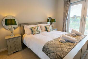 דירות לתיירים Hedgefield House   Serene Top Floor Flat