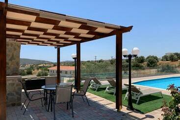 Жильё для туристов Magnolia Captains House With A Pool