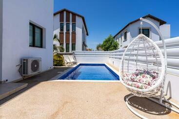 ツーリストアパートメント Sea La Vie 3 Br Villa In Protaras