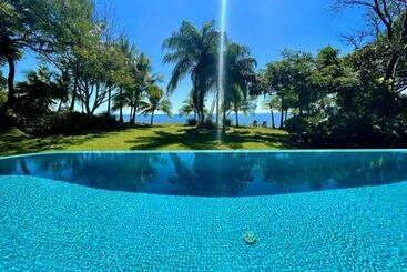 شقق خاصة سياحية Stunning Oceanfront 4 Bdrm Villa W/ Infinity Pool