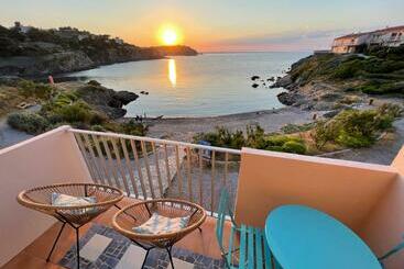 شقق خاصة سياحية Azur Les Pieds Dans L Eau Vue Sur Mer Et Clocher De Collioure En Toile De Fond   Wifi Fibre  Parking