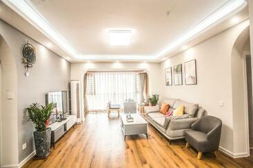 דירות לתיירים Locals Apartment Place 28