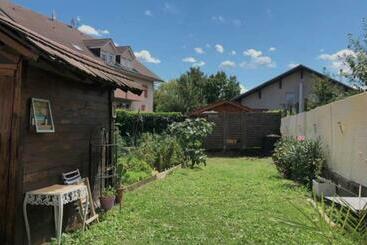 Жильё для туристов Charmante Maison De Village à 50m De La Plage