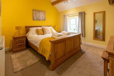شقق خاصة سياحية Caer Fedwen Barns Heulog Cottage King Bed Self Catering With Private Hot Tub