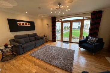 Жильё для туристов 24 Castle Hume Court Holiday House