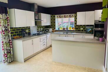 ツーリストアパートメント Spacious Home For Contractors And Families