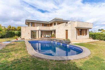 ツーリストアパートメント Villa De Lujo Con Piscina, Jacuzzi, Jardín Y Terraza