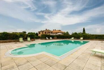관광객 아파트 Amazing Home In Tolentino With 11 Bedrooms, Wifi And Private Swimming Pool