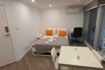 ツーリストアパートメント Dana Cozy Apartment With Shared Entry In The City