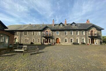 Жильё для туристов The Old Flax Mill Yoga Retreat