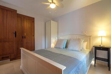 Жильё для туристов Quiet House In Village Center With Mountains Views