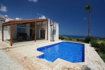 ツーリストアパートメント Luxury Cliffside Villa With Breathtaking Sea Views & Private Family Friendly Pool