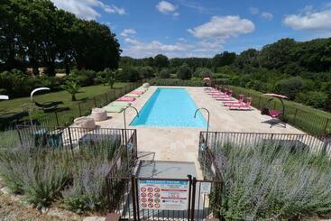 ツーリストアパートメント Gîtes Avec Piscine Et Jacuzzi Au Mas De Cadoule