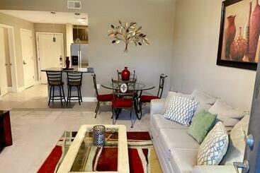 شقق خاصة سياحية Midtown Oasis   Pool And Private Balcony