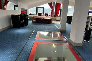 Жильё для туристов Vila Franceză   Cazare Cu Jacuzzi Pe Malul Lacului Colibița