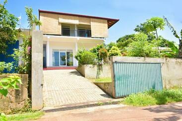 관광객 아파트 Sanithu Villa