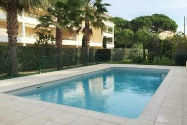 شقق خاصة سياحية Appartement 2 Pièces Avec Terrasse, Parking, Piscine, Près De La Plage 4 Couchages à Golfe Juan