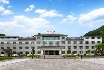 فندق Ramada By Wyndham Xianning Xishan Mountain