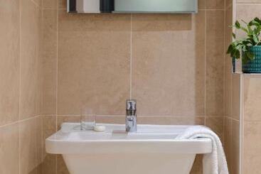 בית מלון כפרי Clifton Arms