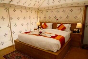 בית מלון כפרי Saffron   Luxurious Desert Camp