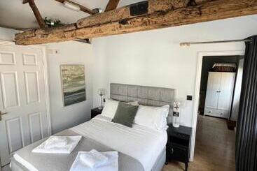 فندق صغير Pear & Olive Cottage