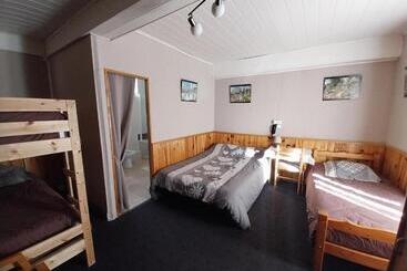 Отель Hôtel Les Deux Cols