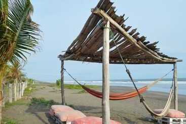 בית מלון כפרי Somar Surf Camp & Lodge