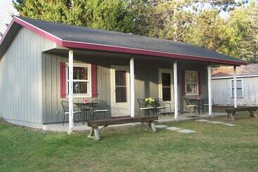 בית מלון כפרי Birchwood Resort & Campground