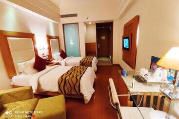 فندق Ambrosia Sarovar Portico