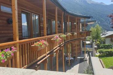 ホテル Garni Enrosadira