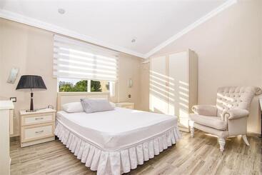 The Prince Inn Hotel & Villas