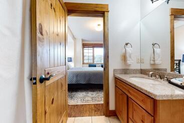 בית מלון כפרי Waterside Village B