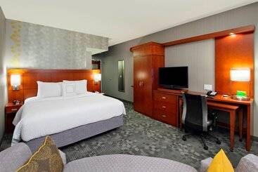 Отель Courtyard By Marriott Victoria