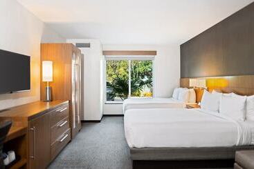 Отель Faro Blanco Resort & Yacht Club Marathon, Curio By Hilton