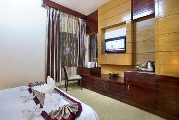 Fars Hotel & Resorts   Bar Buffet Pool Spa