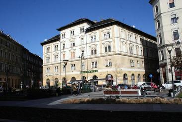Walking Bed Budapest Hostel