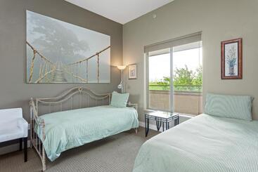 هتل The Airplane Hangar